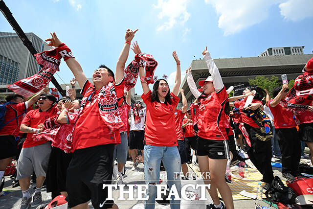 대한민국과 체코의 '2026 국제축구연맹(FIFA) 북중미월드컵' 조별리그 A조 1차전이 열린 12일 오전 서울 종로구 광화문광장을 찾은 시민들이 역전골에 기뻐하고 있다. /박헌우 기자