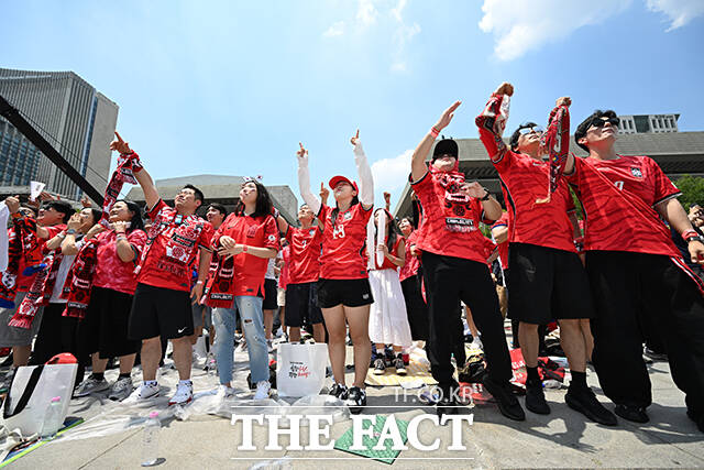 대한민국과 체코의 '2026 국제축구연맹(FIFA) 북중미월드컵' 조별리그 A조 1차전이 열린 12일 오전 서울 종로구 광화문광장을 찾은 시민들이 역전골에 기뻐하고 있다. /박헌우 기자