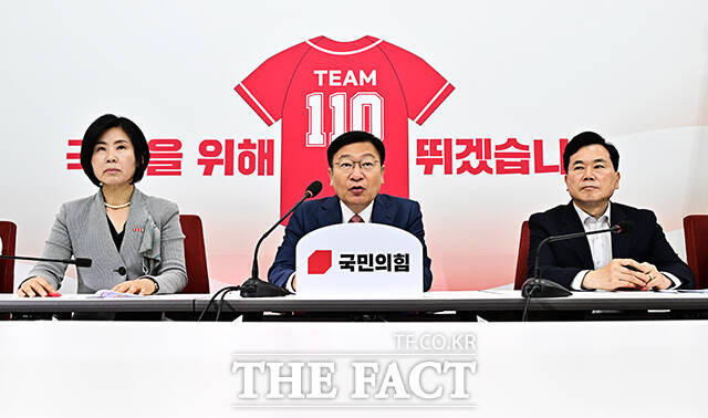 정점식 국민의힘 원내대표가 12일 오전 서울 여의도 국회에서 열린 기자간담회에 참석해 발언을 하고 있다. 왼쪽부터 김미애 원내정책수석부대표 내정자, 정 원내대표, 김승수 원내운영수석부대표./국회=배정한 기자