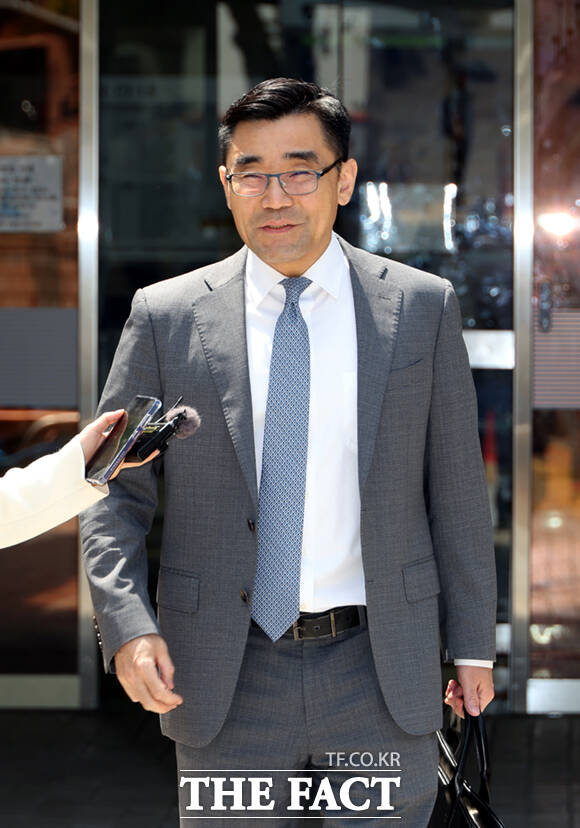 북한의 도발을 유도해 비상계엄 선포 명분을 만들려 한 혐의로 기소된 윤석열 전 대통령이 12일 오전 서울 서초구 서울중앙지법에서 열린 1심에서 징역 30년을 선고 받은 가운데, 장우성 내란특검 특검보가 법정을 나서며 입장을 밝히고 있다.