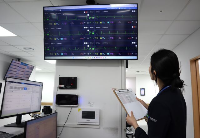 대웅제약은 부산 센텀종합병원에 인공지능(AI) 기반 병상 모니터링 시스템 '씽크(thynC)'를 공급한다고 12일 밝혔다. 사진은 센텀종합병원 의료진이 씽크를 활용해 입원 환자 상태를 실시간으로 확인하는 모습. /대웅제약