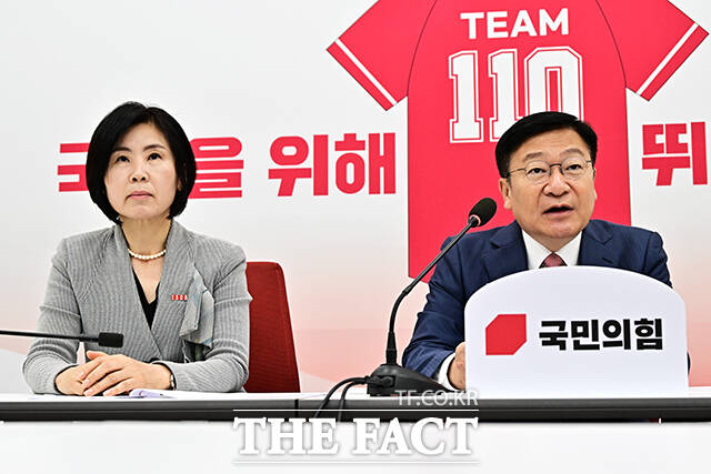 정점식 국민의힘 원내대표가 12일 오전 서울 여의도 국회에서 열린 기자간담회에 참석해 발언을 하고 있다. 왼쪽부터 김미애 원내정책수석부대표 내정자, 정 원내대표, 김승수 원내운영수석부대표./국회=배정한 기자