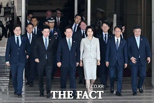 이 대통령의 순방 출국 환송 행사에 정청래 민주당 대표가 모습을 드러내지 않은 것을 두고 여러 해석이 나오고 있다. 사진은 유럽 방문과 G7(주요 7개국) 정상회의 참석을 위해 순방길에 나선 이 대통령과 김혜경 여사가 9일 오전 경기도 성남시 서울공항에서 홍익표 정무수석(왼쪽부터), 강훈식 비서실장, 김민석 국무총리, 윤호중 행정안전부 장관 등과 함께 공군 1호기로 이동하는 모습. /남용희 기자