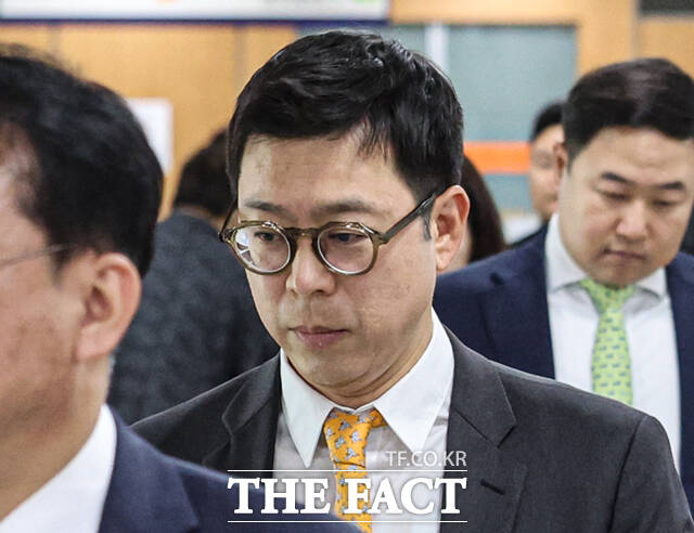 김건희 여사와의 친분을 내세워 투자금을 유치받았다는 이른바 '집사게이트'에 연루된 혐의를 받는 민경민 오아시스에쿼티파트너스 대표가 12일 오후 서울 서초구 서울중앙지법에서 열린 공판에 출석하고 있다. /이새롬 기자