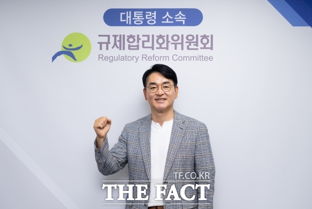박용진 대통령 직속 규제합리화위원회 부위원장이 지난 10일 오후 서울 중구 부영태평빌딩에 마련된 규제합리화위원회 사무실에서 <더팩트>와 인터뷰에 앞서 포즈를 취하고 있다. /박헌우 기자