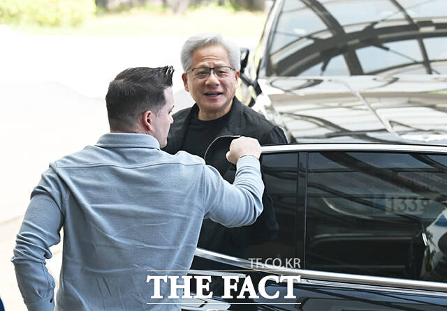 젠슨 황 엔비디아 최고경영자(CEO)의 방한 이후, 국내 제약바이오 업계에서는 엔비디아와의 협력 가능성이 제기된다. 젠슨 황 엔비디아 최고경영자(CEO)가 9일 서울 강서구 서울김포비즈니스항공센터에서 출국하며 취재진을 향해 인사하고 있다. /이새롬 기자
