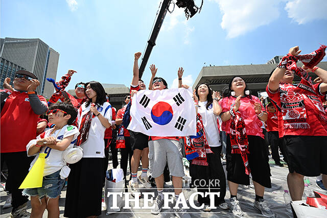 대한민국과 체코의 '2026 국제축구연맹(FIFA) 북중미월드컵' 조별리그 A조 1차전이 열린 12일 오전 서울 종로구 광화문광장을 찾은 시민들이 역전골에 기뻐하고 있다. /박헌우 기자