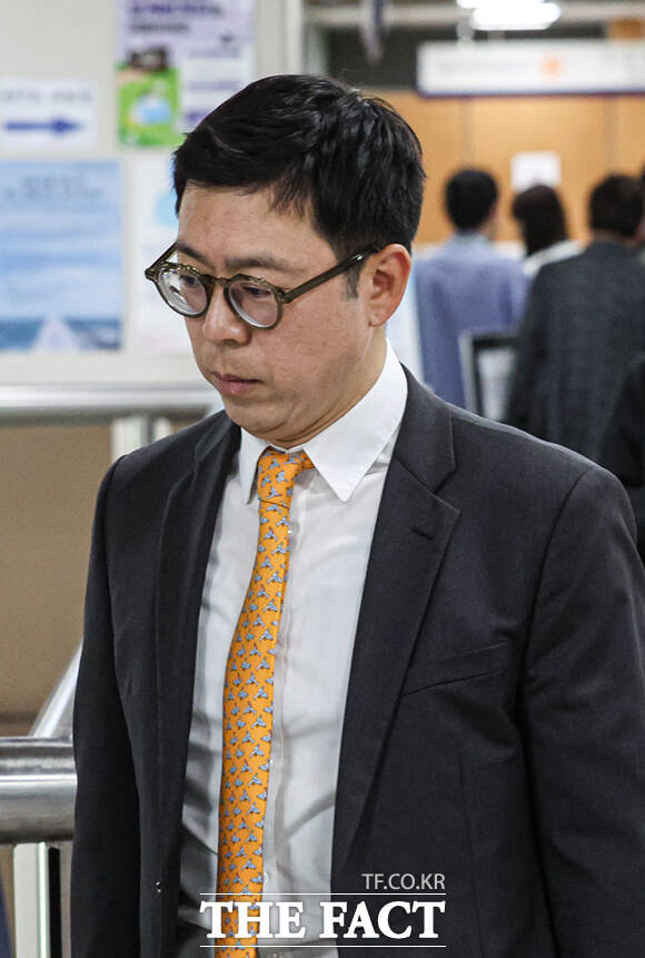 김건희 여사와의 친분을 내세워 투자금을 유치받았다는 이른바 '집사게이트'에 연루된 혐의를 받는 민경민 오아시스에쿼티파트너스 대표가 12일 오후 서울 서초구 서울중앙지법에서 열린 공판에 출석하고 있다. /이새롬 기자