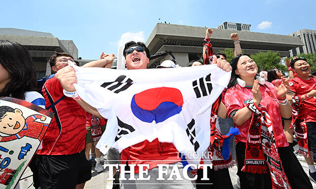 대한민국과 체코의 '2026 국제축구연맹(FIFA) 북중미월드컵' 조별리그 A조 1차전이 열린 12일 오전 서울 종로구 광화문광장을 찾은 시민들이 역전골에 기뻐하고 있다. /박헌우 기자