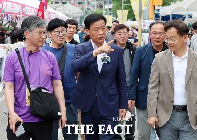 이승로 성북구청장이 성북구 최초 3선 구청장을 달성했다. 사진은 이 구청장이 지난 7일 서울 성북구 성북로 일대에서 열린 제18회 성북세계음식축제 누리마실을 찾아 현장을 점검하고 있는 모습. /뉴시스