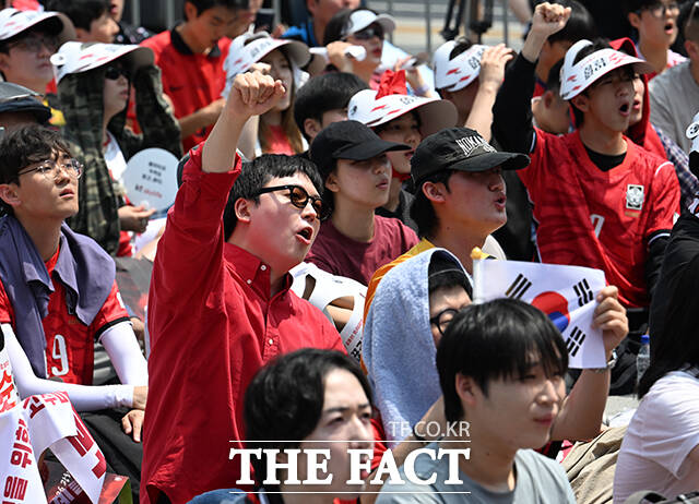 대한민국과 체코의 '2026 국제축구연맹(FIFA) 북중미월드컵' 조별리그 A조 1차전이 열린 12일 오전 서울 종로구 광화문광장을 찾은 시민들이 거리응원을 하고 있다. /박헌우 기자