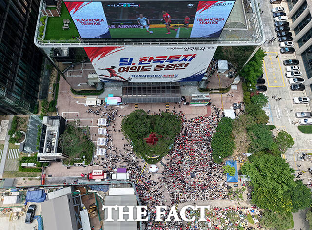 대한민국과 체코의 2026 국제축구연맹(FIFA) 북중미월드컵 조별리그 A조 1차전이 열린 12일 오후 서울 영등포구 한국투자증권 본사 키스 스퀘어 앞에 모인 시민들이 단체 응원을 하고 있다. /박상민 기자