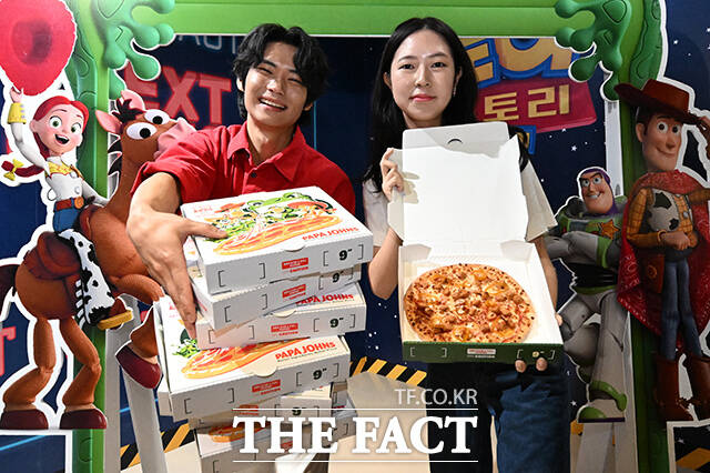 '파파존스 피자 플래닛' 팝업스토어가 12일 오전 서울 성동구 스테이지 엑스 성수 차봇에서 열린 가운데, 모델들이 피자를 들고 포즈를 취하고 있다. /김성렬 기자
