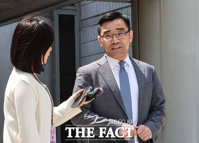 북한의 도발을 유도해 비상계엄 선포 명분을 만들려 한 혐의로 기소된 윤석열 전 대통령이 12일 오전 서울 서초구 서울중앙지법에서 열린 1심에서 징역 30년을 선고 받은 가운데, 장우성 내란특검 특검보가 법정을 나서며 입장을 밝히고 있다.