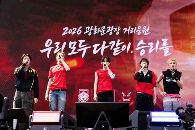 그룹 코르티스(CORTIS)가 서울 광화문광장에서 열린 2026 북중미월드컵 거리응원 무대에 올랐다. /빅히트 뮤직