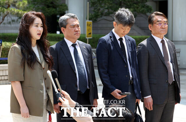 북한의 도발을 유도해 비상계엄 선포 명분을 만들려 한 혐의로 기소된 윤석열 전 대통령이 12일 오전 서울 서초구 서울중앙지법에서 열린 1심에서 징역 30년을 선고 받은 가운데, 장우성 내란특검 특검보가 법정을 나서며 입장을 밝히고 있다.