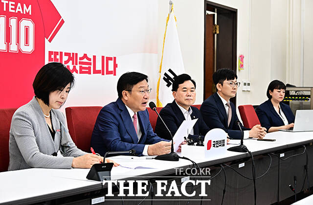 정점식 국민의힘 원내대표가 12일 오전 서울 여의도 국회에서 열린 기자간담회에 참석해 발언을 하고 있다. 왼쪽부터 김미애 원내정책수석부대표 내정자, 정 원내대표, 김승수 원내운영수석부대표./국회=배정한 기자
