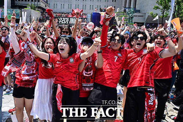 12일 대한민국 축구 대표팀이 2026 국제축구연맹(FIFA) 북중미월드컵 조별리그 A조 1차전 체코를 2:1 역전승으로 꺾은 가운데 서울 종로구 광화문광장에서 시민들이 환호하고 있다. /남윤호 기자