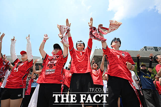 대한민국과 체코의 '2026 국제축구연맹(FIFA) 북중미월드컵' 조별리그 A조 1차전이 열린 12일 오전 서울 종로구 광화문광장을 찾은 시민들이 역전골에 기뻐하고 있다. /박헌우 기자