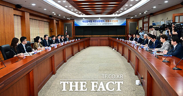 이억원 금융위원장이 12일 오후 서울 여의도 한국금융투자협회 대회의실에서 열린 국민참여형 국민성장펀드 운용사 간담회에 참석해 모두발언을 하고 있다. /배정한 기자
