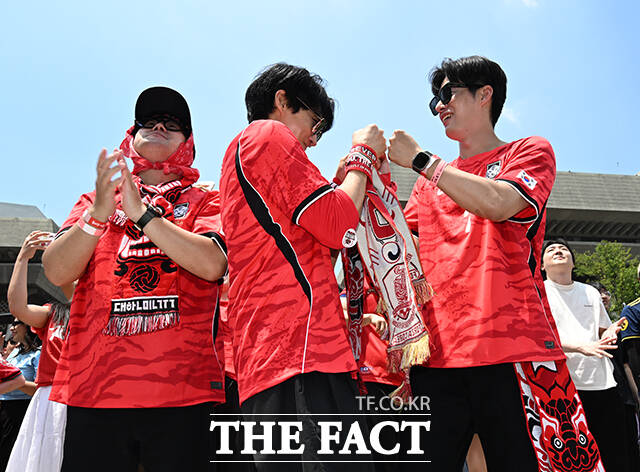 대한민국과 체코의 '2026 국제축구연맹(FIFA) 북중미월드컵' 조별리그 A조 1차전이 열린 12일 오전 서울 종로구 광화문광장을 찾은 시민들이 역전골에 기뻐하고 있다. /박헌우 기자