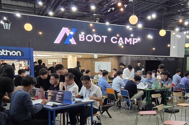 삼성은 최근 모든 업무에 AI를 도입하는 등 'AI 대전환'을 본격화한다고 발표했다. 사진은 인력개발원 창조관에서 AI 집중 교육을 받고 있는 삼성 임원들. /삼성