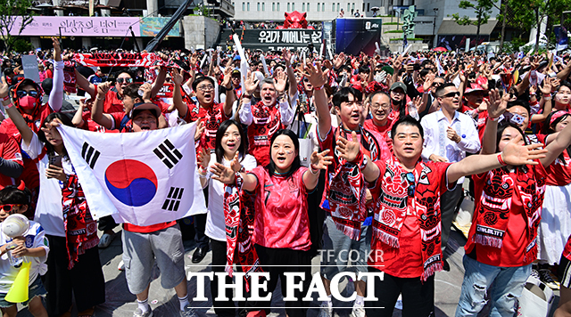 대한민국과 체코의 2026 국제축구연맹(FIFA) 북중미월드컵 조별리그 A조 1차전이 열린 12일 오전 서울 종로구 광화문광장에서 시민들이 태극전사들을 응원하고 있다./남윤호 기자