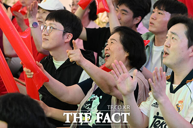 대한민국과 체코의 '2026 국제축구연맹(FIFA) 북중미월드컵' 조별리그 A조 1차전이 열린 12일 오전 서울 성동구 뚝섬한강공원 복합문화공간 한강플플에서 경기를 관람하던 시민들이 오현규의 역전골에 환호하고 있다. /김성렬 기자