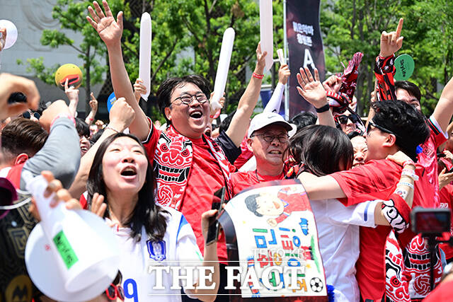 홍명보 감독이 이끄는 축구 대표팀은 이날 멕시코 사포판의 과달라하라 스타디움에서 체코를 상대로 2-1 승리를 거뒀다. 응원단과 함께 추격골 성공에 환호하는 최휘영 장관의 모습.
