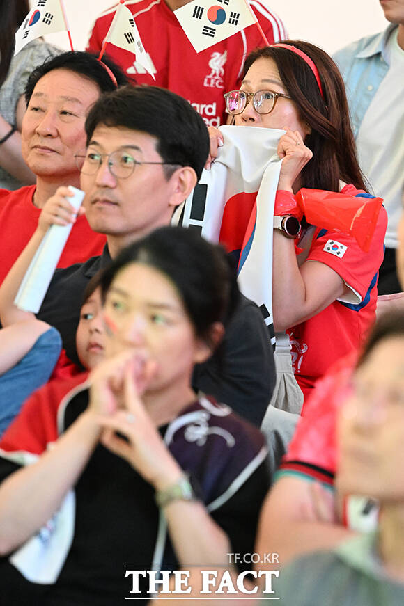 대한민국과 체코의 '2026 국제축구연맹(FIFA) 북중미월드컵' 조별리그 A조 1차전이 열린 12일 오전 서울 성동구 뚝섬한강공원 복합문화공간 한강플플에서 경기를 관람하던 시민들이 오현규의 역전골에 환호하고 있다. /김성렬 기자