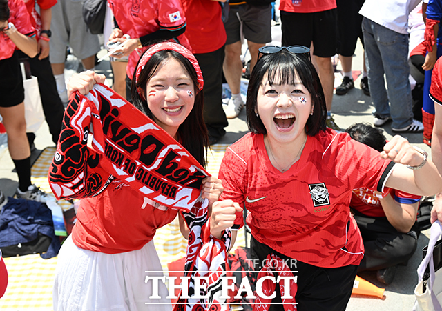 2026 북중미 월드컵 축구대표팀 첫 경기가 열린 12일 서울 광화문과 강남, 여의도 등 도심 곳곳은 거리 응원에 나선 시민들로 북적였다. 대한민국이 후반 극적인 역전골로 2-1 승리하자 시민들은 일제히 환호하며 열광했다. /박헌우 기자