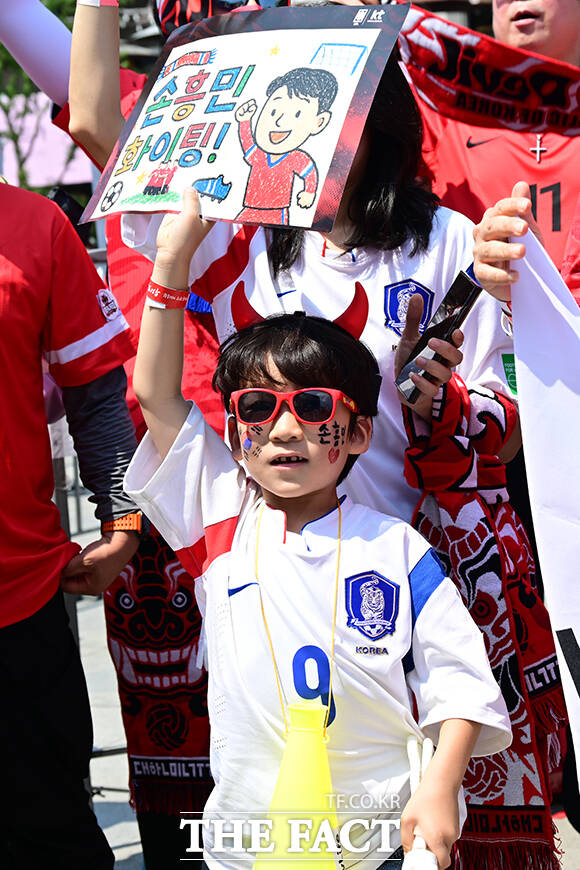대한민국과 체코의 '2026 국제축구연맹(FIFA) 북중미월드컵' 조별리그 A조 1차전이 열린 12일 오전 서울 종로구 광화문광장을 찾은 시민들이 거리응원을 하고 있다. /박헌우 기자