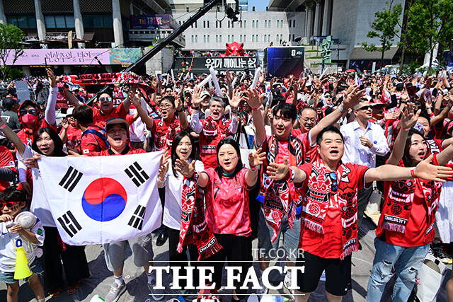 대한민국과 체코의 '2026 국제축구연맹(FIFA) 북중미월드컵' 조별리그 A조 1차전이 열린 12일 오전 서울 종로구 광화문광장을 찾은 시민들이 거리응원을 하고 있다. /박헌우 기자