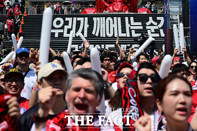 대한민국과 체코의 '2026 국제축구연맹(FIFA) 북중미월드컵' 조별리그 A조 1차전이 열린 12일 오전 서울 종로구 광화문광장을 찾은 시민들이 거리응원을 하고 있다. /박헌우 기자