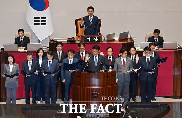국회의원 보궐선거에서 당선된 의원들이 지난 5일 오후 서울 여의도 국회에서 열린 본회의에 참석해 의원 선서를 하는 모습. /남용희 기자