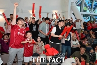  '2-1 승리' 환호하며 일어서는 시민들 [포토]