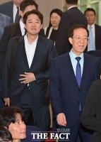  이준석 대표와 청년통통포럼 발대식 참석하는 이석연 위원장 [포토]