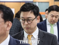  공판 출석하는 '집사게이트 연루 의혹' 민경민 대표 [TF사진관]