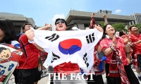  황인범 동점골에 오현규 역전골까지 '기뻐하는 붉은악마' [TF사진관]
