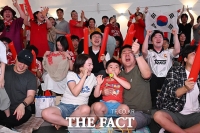  '극적인 역전골' 한국 월드컵 본선 첫승...환호하는 시민들 [TF사진관]