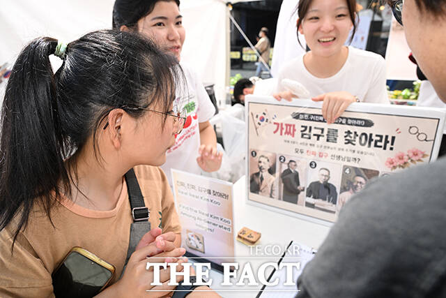 13일 오후 서울 마포구 레드로드에서 열린 '제4회 호국보훈 감사축제'를 찾은 시민들이 행사를 즐기고 있다. /박헌우 기자