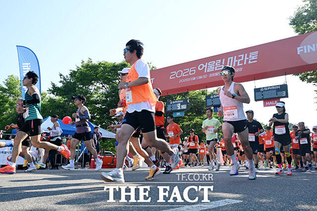 제12회 시각장애인과 함께하는 어울림 마라톤 대회가 13일 오전 서울 마포구 서울월드컵공원 평화광장에서 열린 가운데 참가자들이 힘차게 출발하고 있다. /남용희 기자