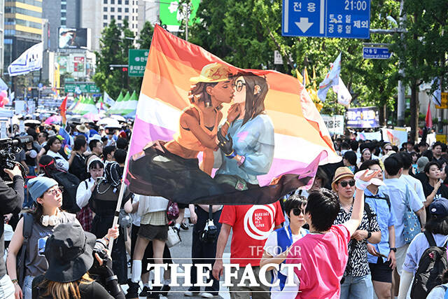 서울퀴어문화축제 즐기는 참석자들.