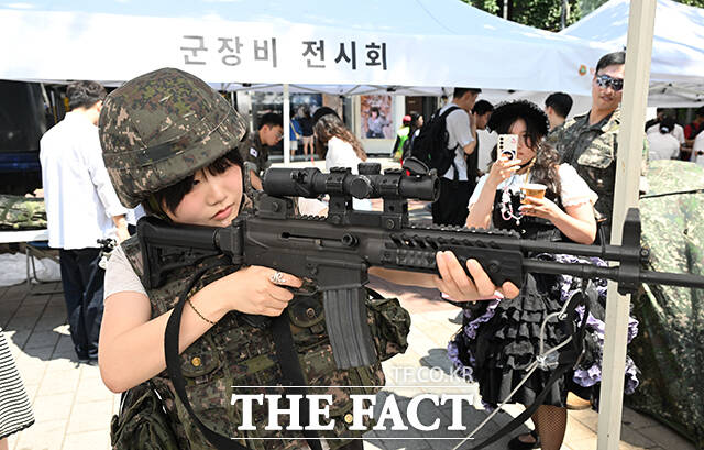 13일 오후 서울 마포구 레드로드에서 열린 '제4회 호국보훈 감사축제'를 찾은 시민들이 행사를 즐기고 있다. /박헌우 기자