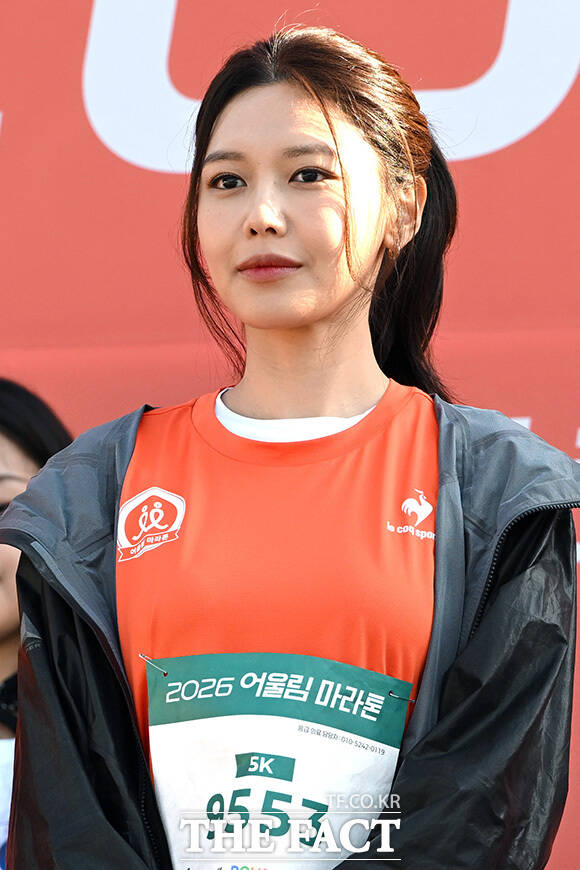 '결별 후 첫 공식석상' 밝은 미소로 어울림 마라톤 참석한 수영.