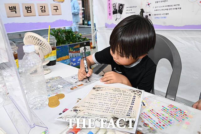 13일 오후 서울 마포구 레드로드에서 열린 '제4회 호국보훈 감사축제'를 찾은 시민들이 행사를 즐기고 있다. /박헌우 기자