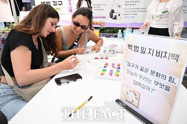 13일 오후 서울 마포구 레드로드에서 열린 '제4회 호국보훈 감사축제'를 찾은 시민들이 행사를 즐기고 있다. /박헌우 기자