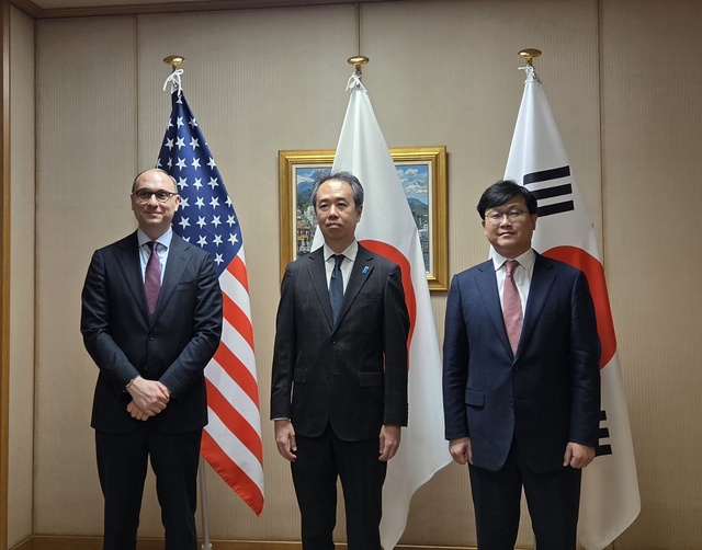 외교부는 지난 12일 일본 도쿄에서 미국 국무부 및 일본 외무성과 북한 관련 한미일 협의를 열었다고 13일 밝혔다. (오른쪽부터) 김상일 외교부 북핵정책과장, 오쓰카 겐고 일본 외무성 아시아대양주국 심의관, 데이비드 와일레졸 미 국무부 한일 동아태 부차관보. /외교부