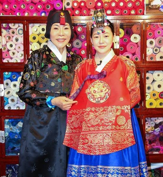 연예계 스타들의 결혼식에는 어김없이 그가 손수 디자인한 한복패션이 등장한다. 대만 배우 서희제(사진 오른쪽)도 그가 만든 한복을 입고 그 아름다움을 극찬한 바 있다. /박술녀한복