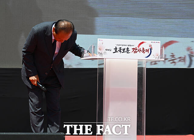 유동균 서울 마포구청장 당선인이 13일 오후 서울 마포구 레드로드에서 열린 '제4회 호국보훈 감사축제'에 참석해 인사말을 하고 있다. /박헌우 기자